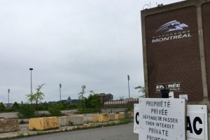 The entrance of one of the buildings of the Montreal racecourse Photo: Radio-Canada / Julie Marceau